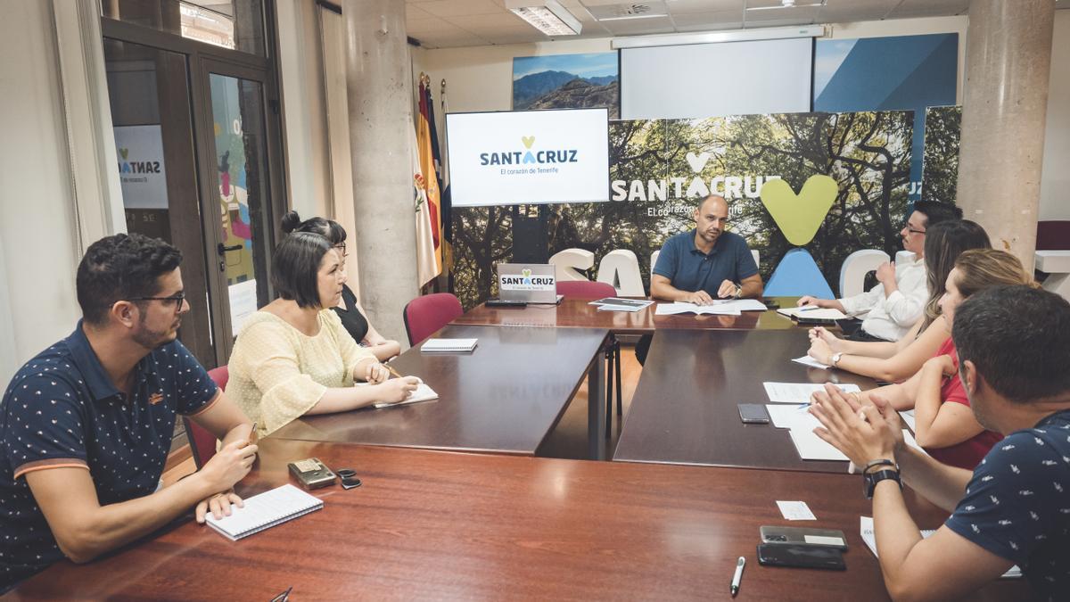 Reunión para poner en marcha el servicio de consultoría en Santa Cruz.