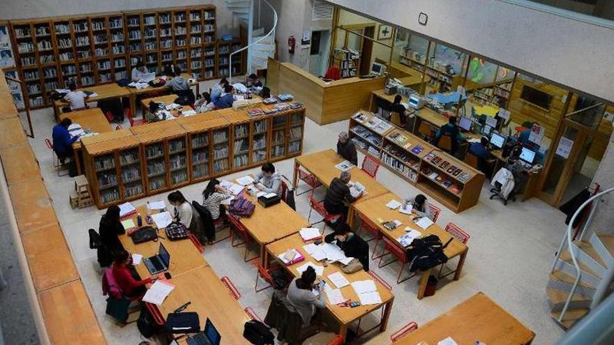 Estudiantes en la biblioteca de Cangas.