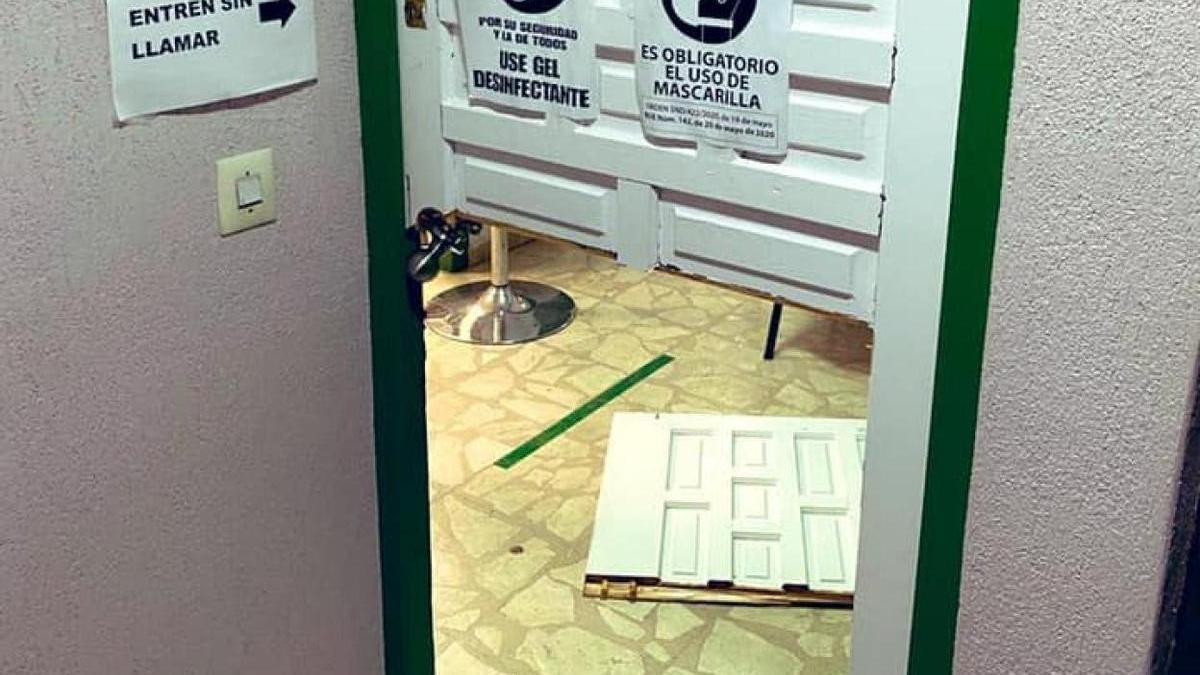 La puerta destrozada de la oficina del Villanovense tras el robo en mayo de 2021.