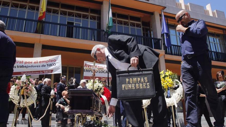 Trabajadores de Tanatorios de Córdoba instalan la &quot;capilla ardiente por el empleo&quot; frente al Ayuntamiento