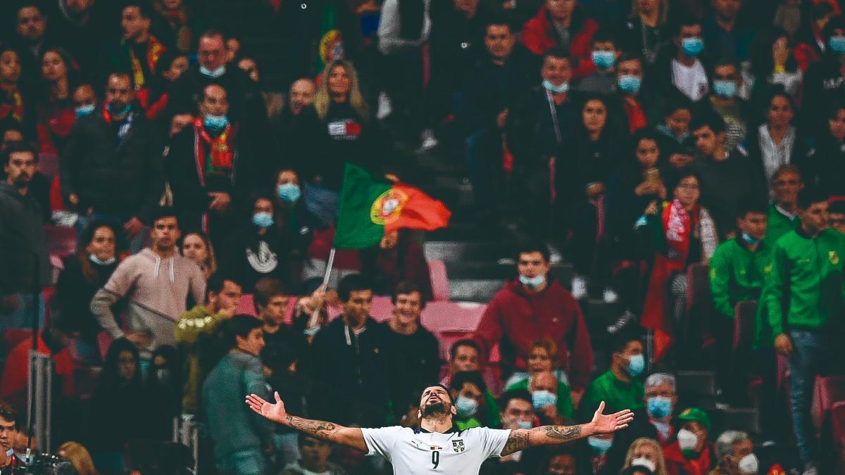 Mitrovic festejando el gol ante Portugal