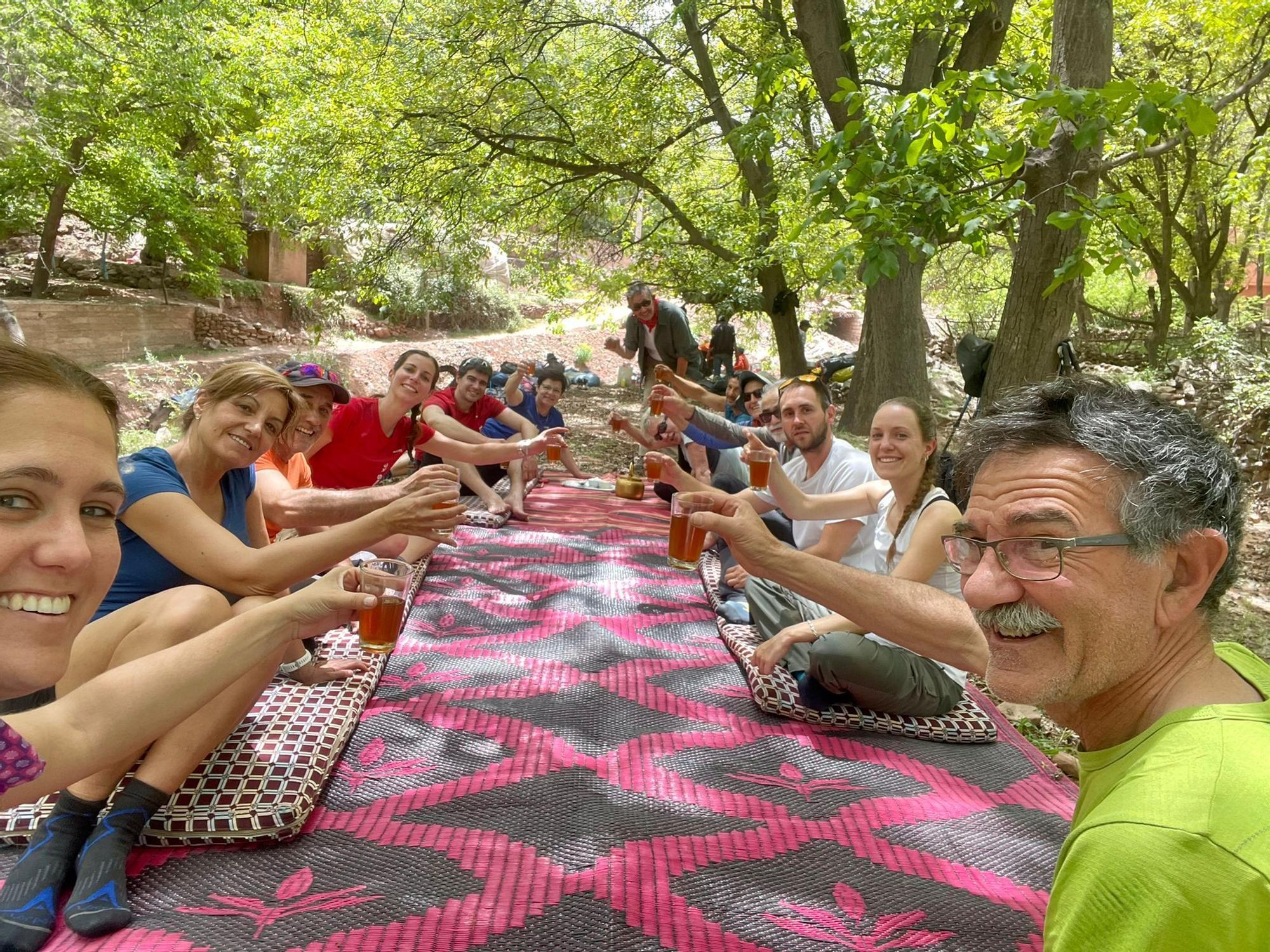 Merecido descanso con té marroquí tras un día de trekking.