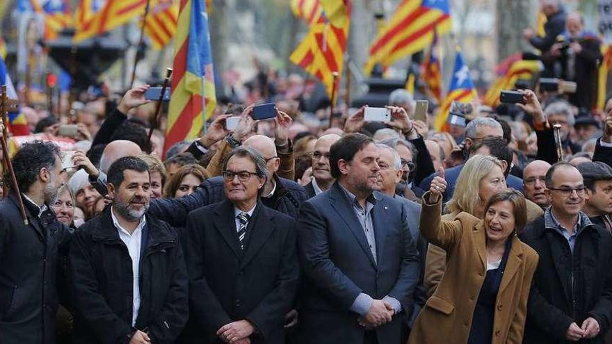 Carme Forcadell, en primera fila, arropada, entre otros, por el vicepresidente Oriol Junqueras y el expresidente Artur Mas.  // Efe