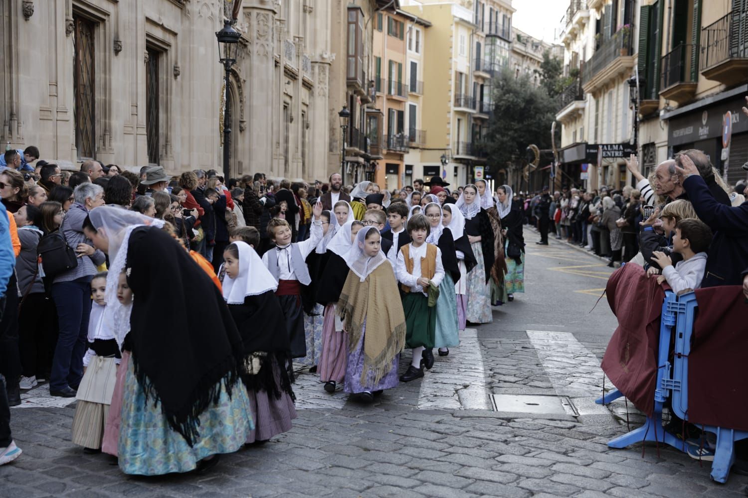 La plaza de Cort de Palma luce ya el estandarte del Rei en Jaume y la Cimera del Rei Martí