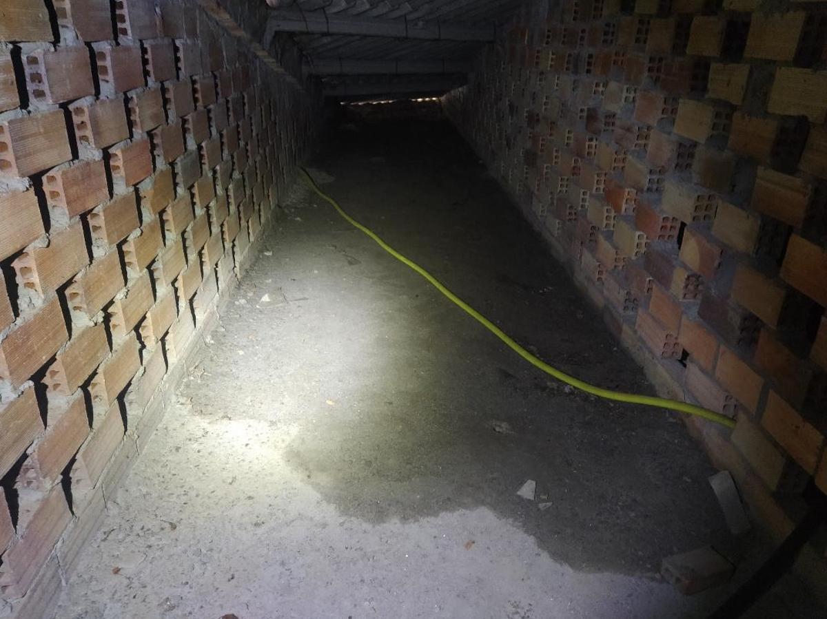 Agua filtrada bajo la cubierta del edificio principal.