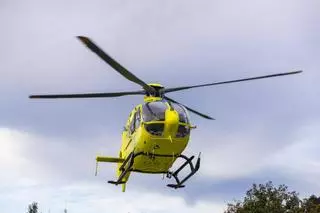 Evacúan en helicóptero a una persona tras caerle un tronco encima en Santa Comba
