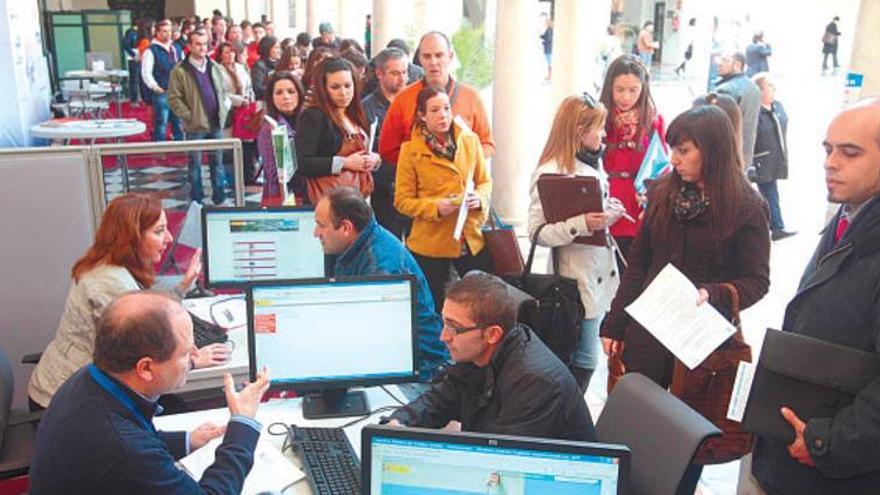 Miles de cordobeses acuden al foro de empleo a entregar currículos