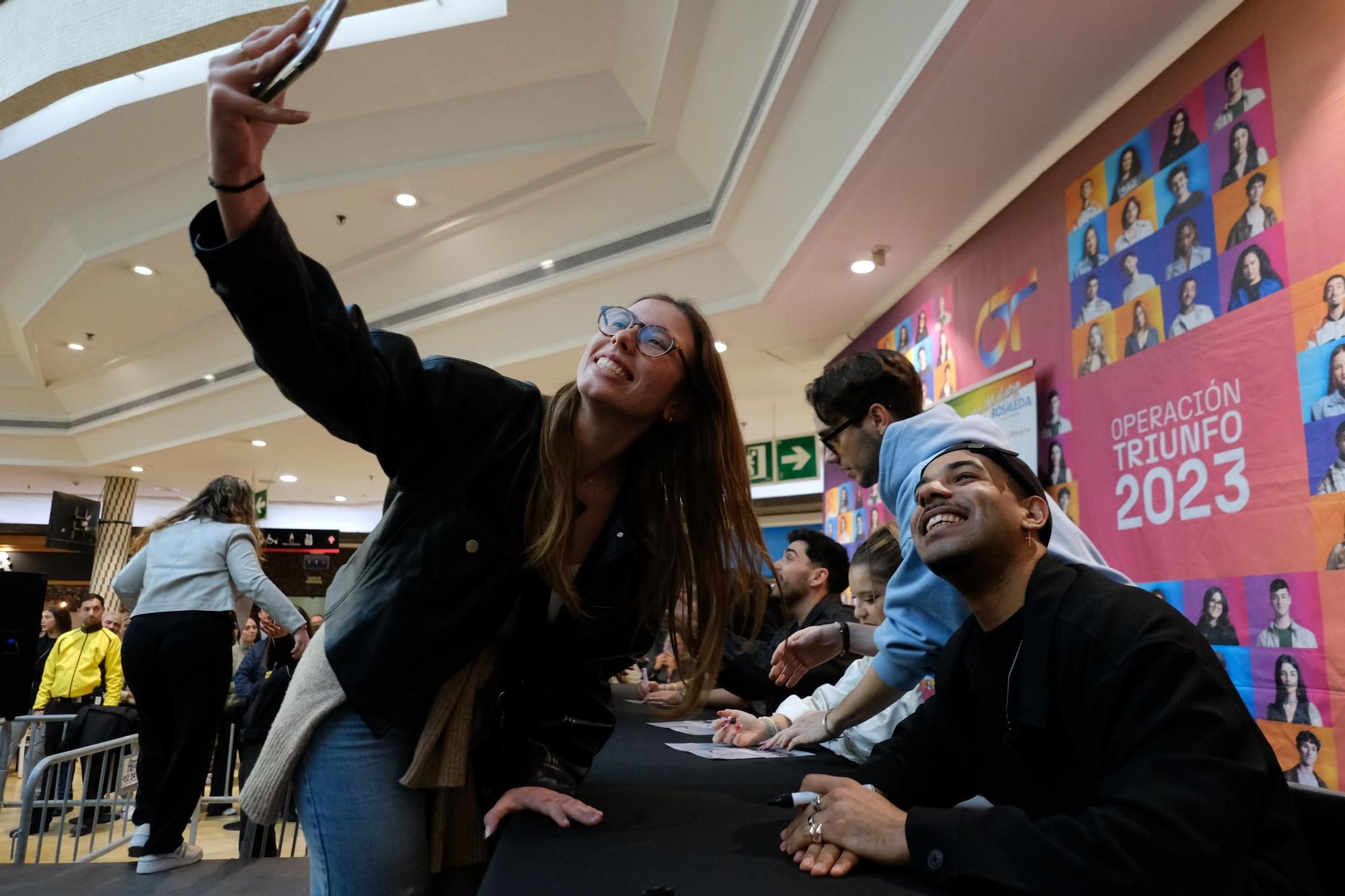 Largas colas de fans en la firma de discos de OT2023 en Madrid, Zaragoza y  Barcelona: Locura