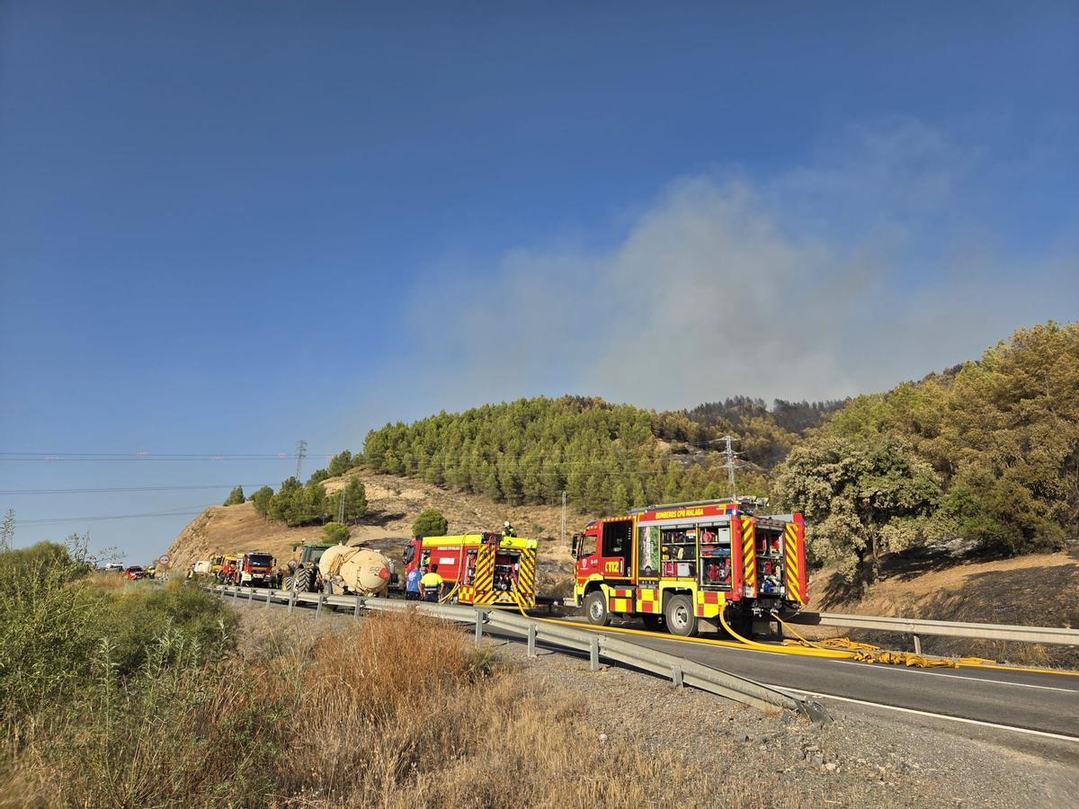 Un incendio forestal en un paraje de Antequera obliga a cortar la A-7282