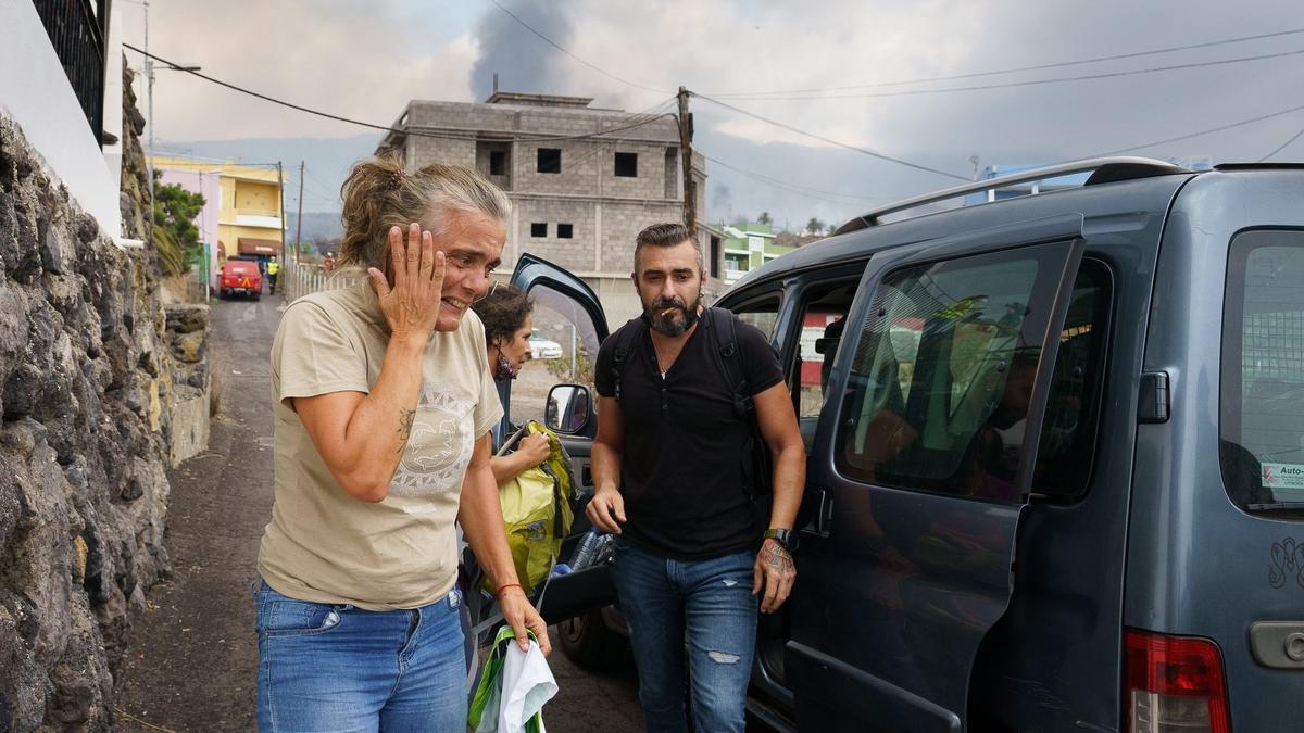 Las autoridades desalojan en barrio de Todoque, en La Palma, ante el avance de la colada de lava