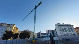 La constructora de los pisos de A Maestranza ubica una gran grúa para la obra, con la licencia aún pendiente del juzgado