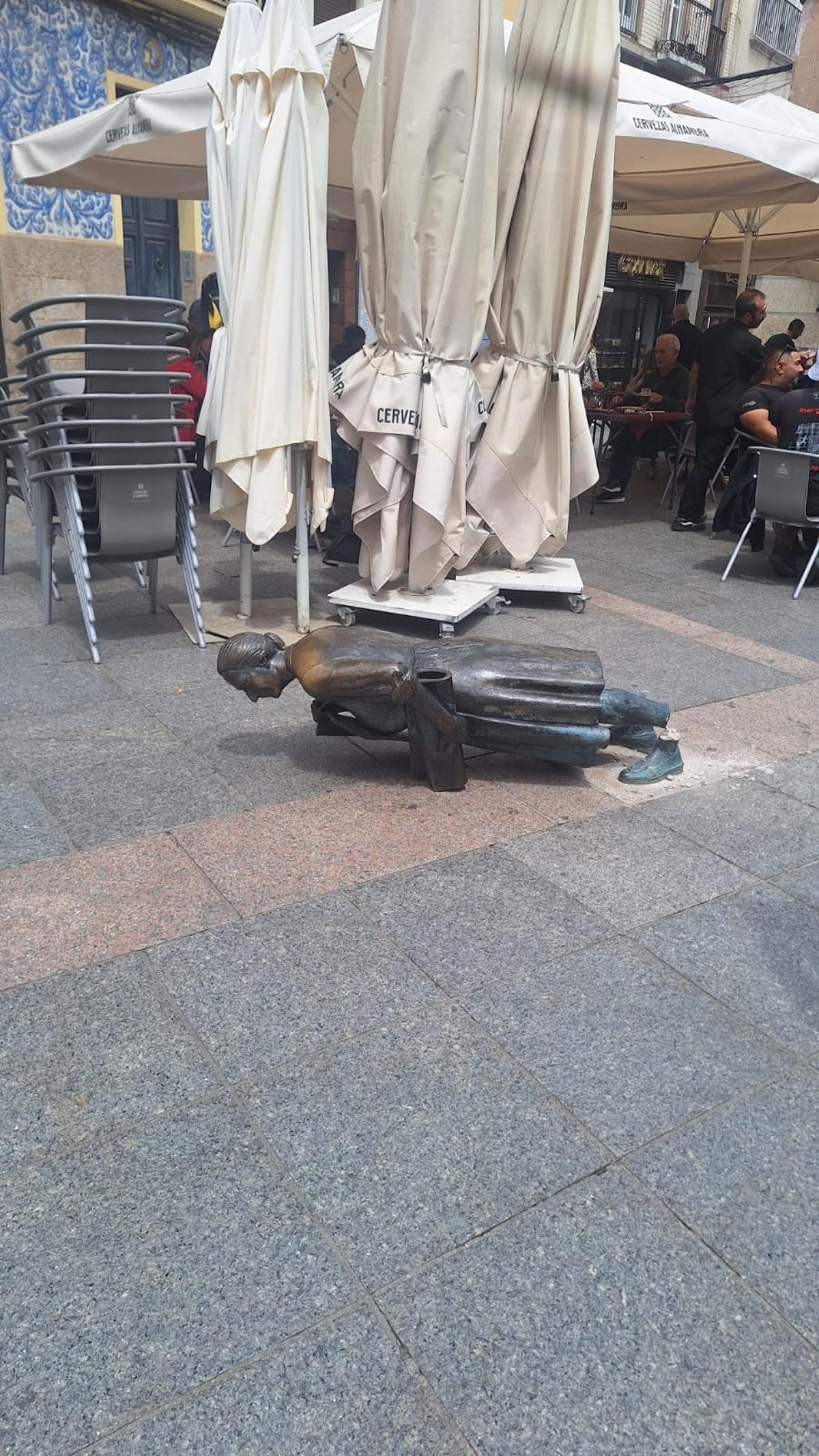 La estatua de Leoncia, en el suelo.