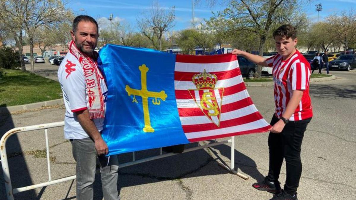 José Luis Pérez y su hijo Marcos, llegados de Valladolid, con la bandera de Asturias y del Sporting. |  Á. C.