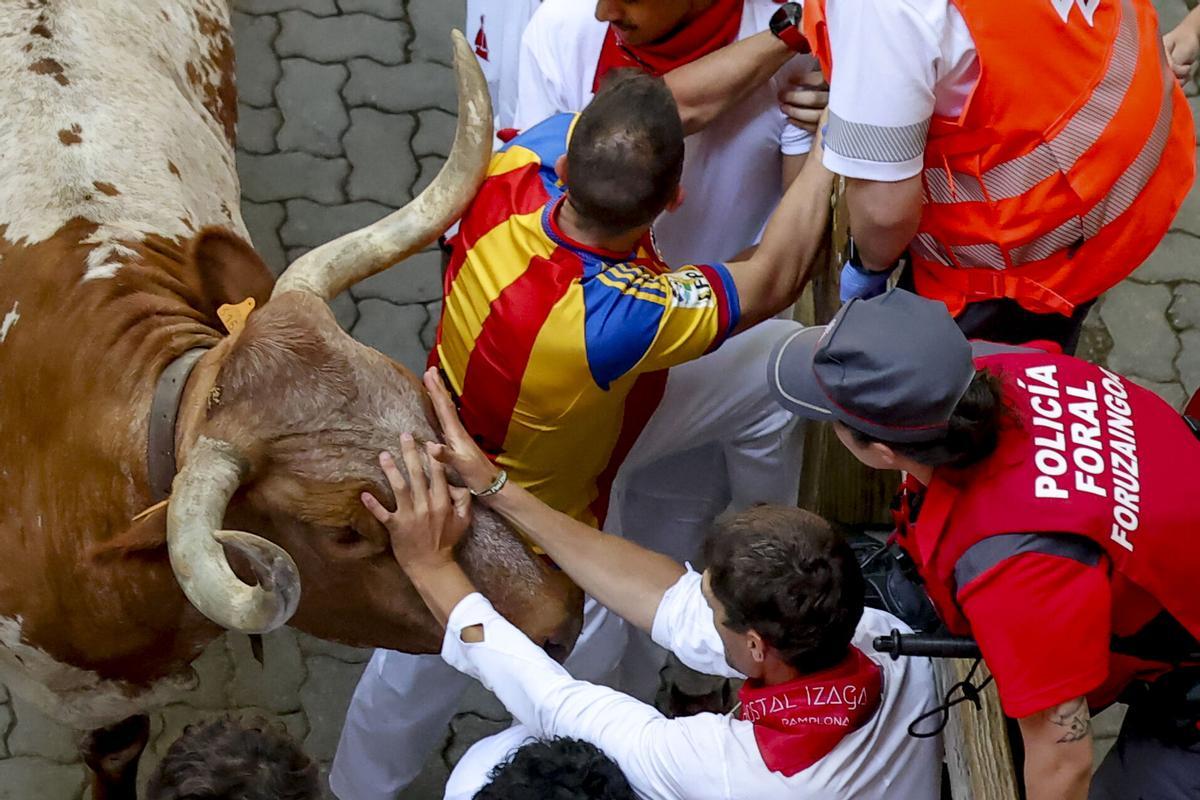 Los toros de José Escolar protagonizan un veloz y atropellado quinto encierro de los Sanfermines.