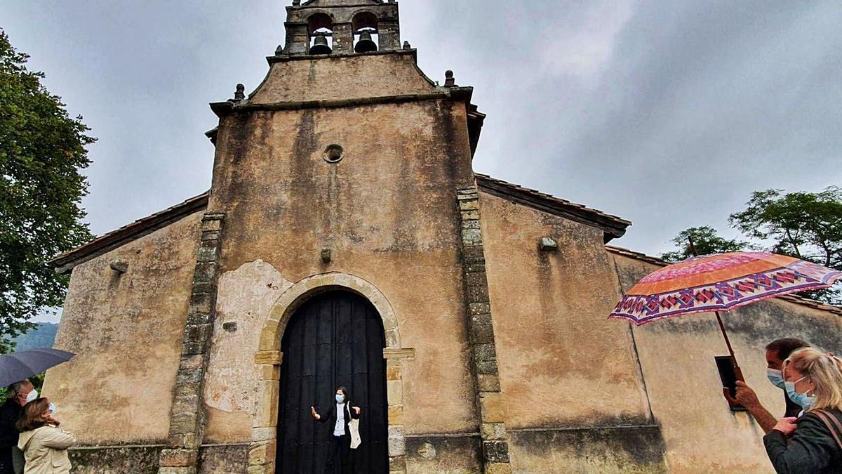 Varias personas  ante el templo, ayer, durante una  de las visitas. 
|Fundación Cardín