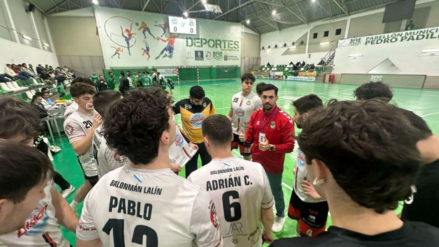 Cacheda imparte instrucciones en la pista del Ingenio.