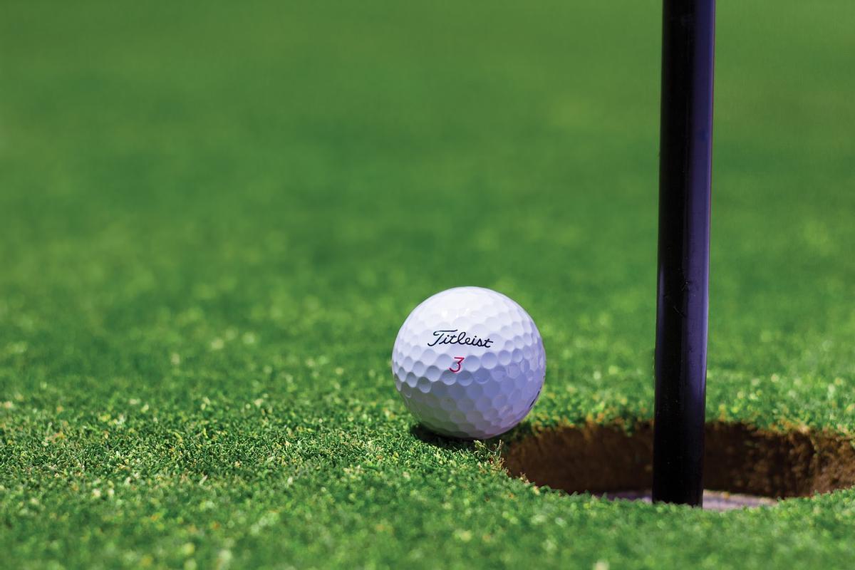 Imagen de archivo de una pelota de golf