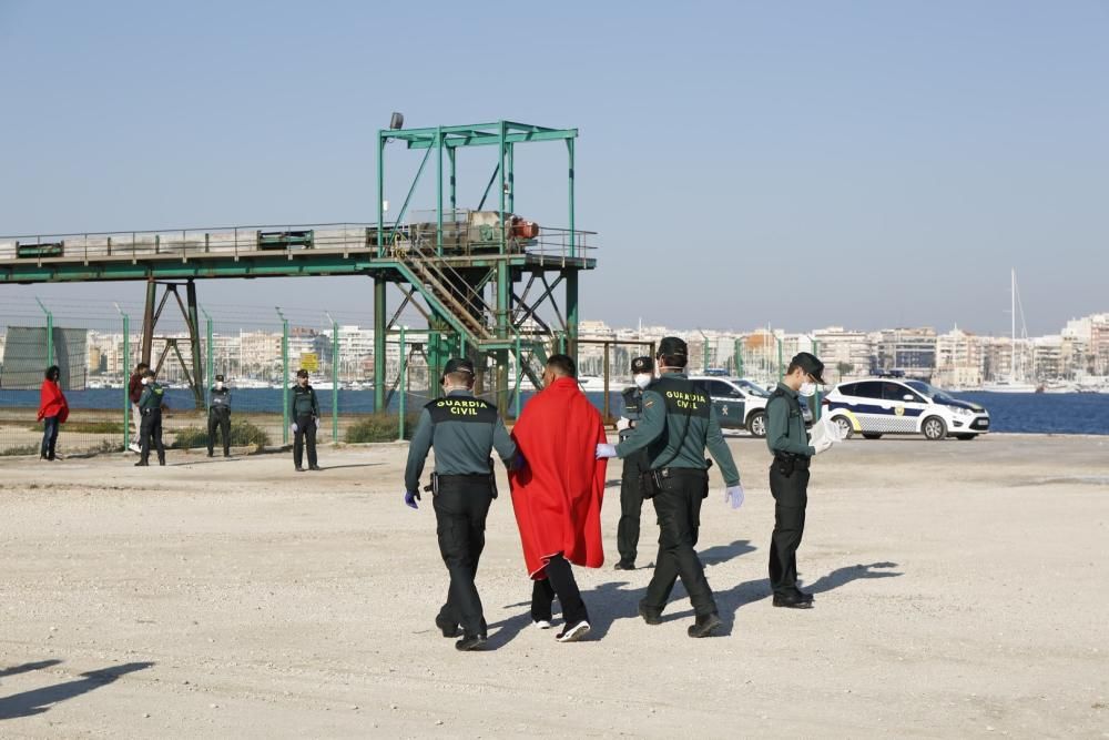 Guardia Civil, Cruz Roja y Salvamento Marítimo han puesto en marcha el protocolo para recepcionar a 24 personas rescatadas en el mar y que ocupaban una patera. 20 hombres y cuatro mujeres