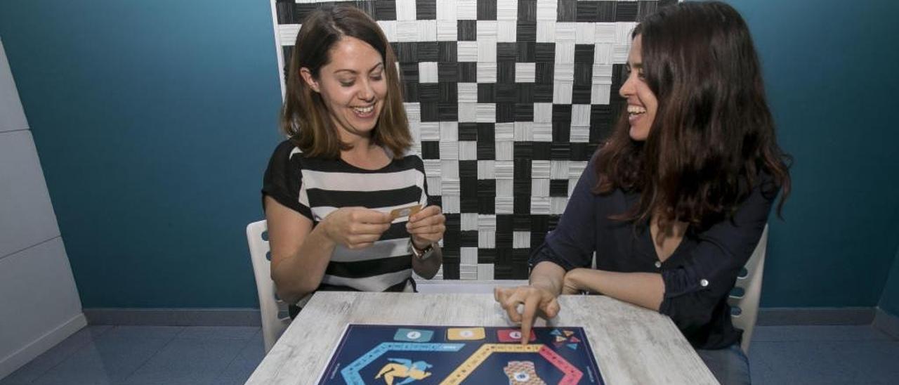 Judit Elvira y Rebeca Moreno, con un prototipo del juego de mesa creado por ellas.