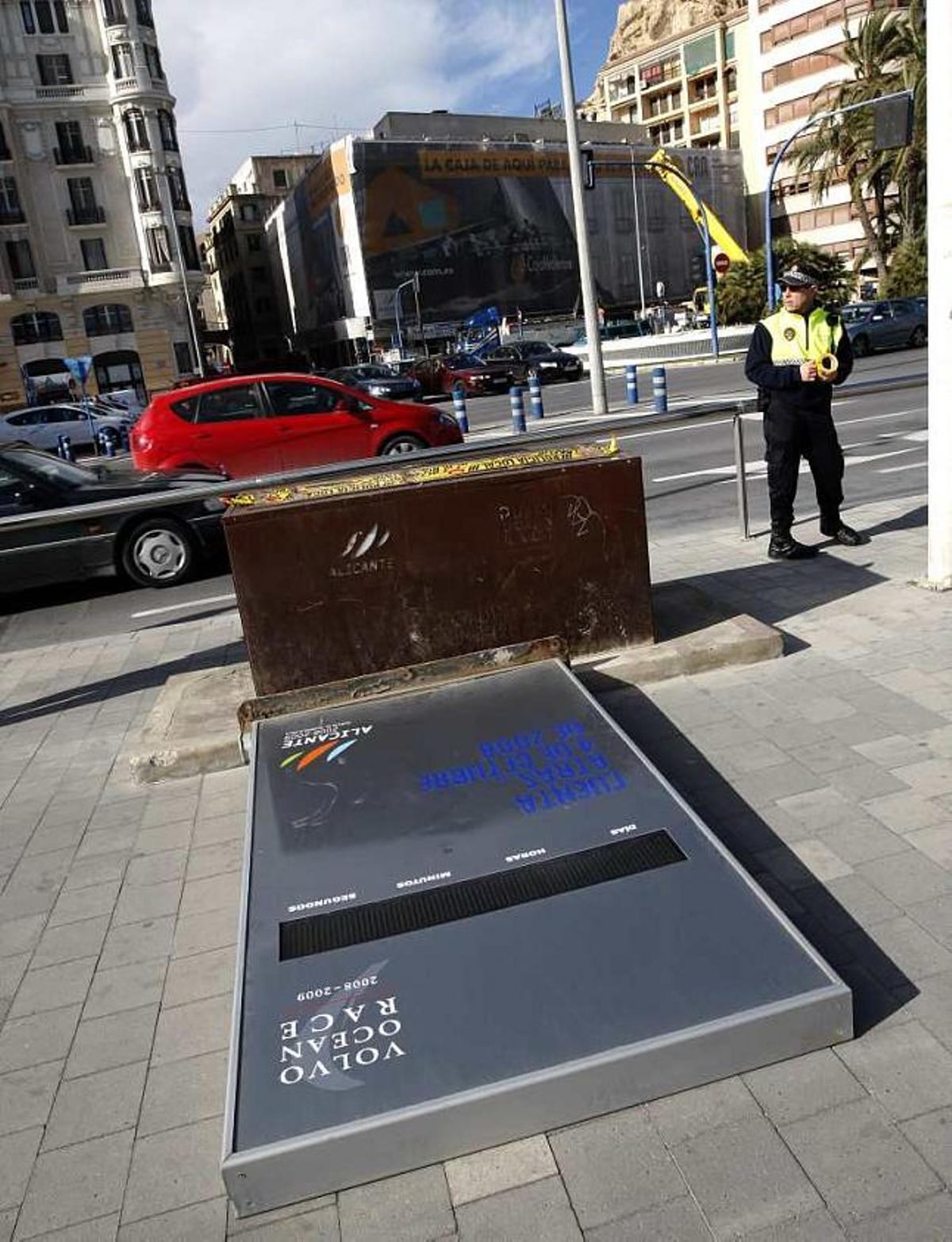 El reloj de la Volvo, ayer por los suelos tras ser derribado por el viento