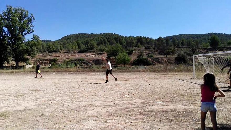 Campeonato de lanzamiento de azada en una pedanía de Requena