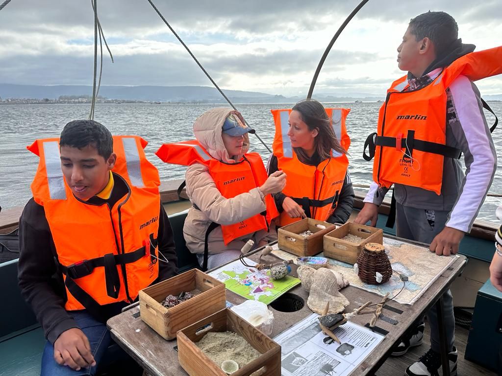 Asistentes a las actividades a bordo del "Chasula".