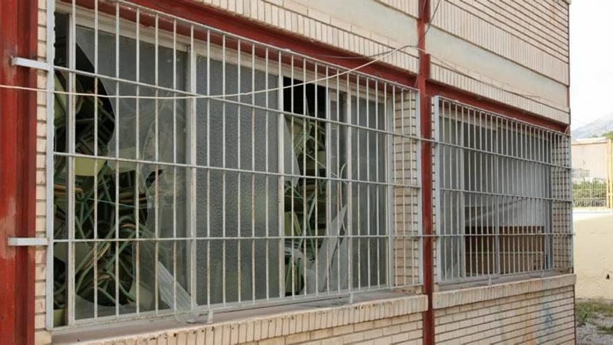 Rompieron las ventanas del edificio para acceder dentro.