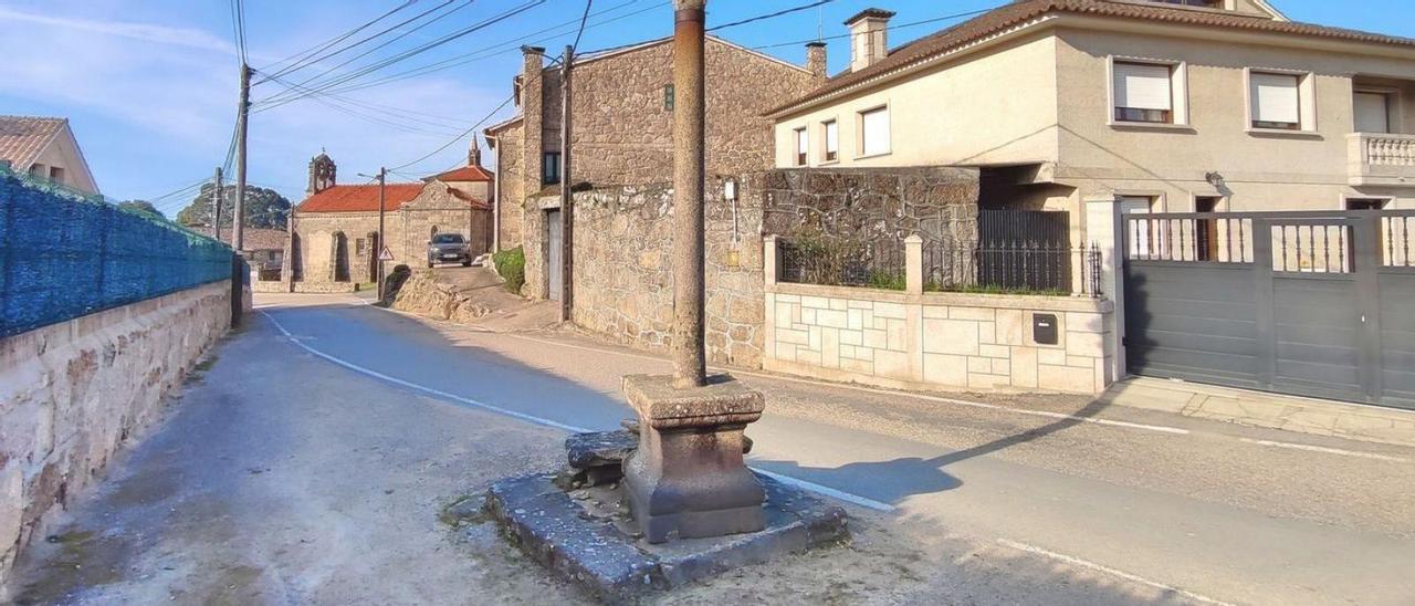 Cruceiro de A Roza, situado en Beluso, en las inmediaciones de la iglesia de Santa María. | // SANTOS ÁLVAREZ