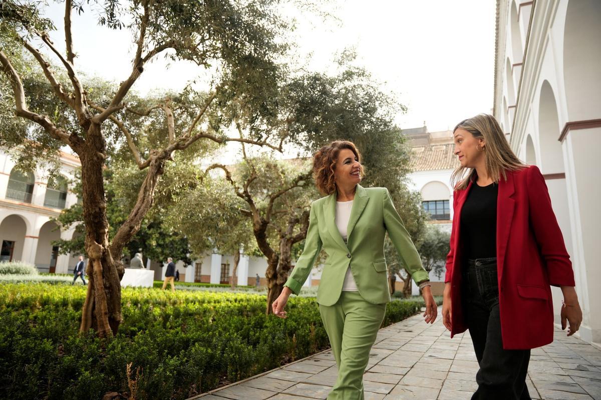 La secretaria general del PSOE-A y candidata a la Presidencia de la Junta de Andalucía, María Jesús Montero (i), junto a la portavoz parlamentaria del PSOE-A, María Márquez (d), en el Parlamento andaluz este miércoles.