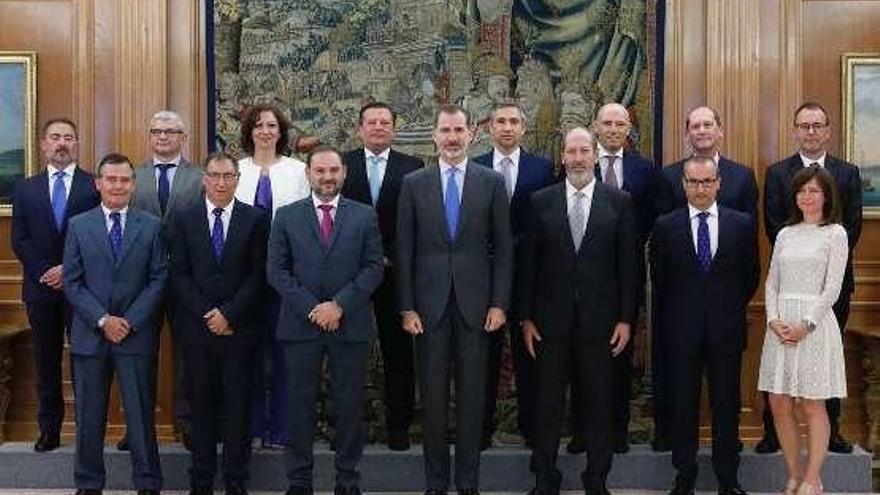 Felipe VI recibe a los responsables de Salvamento por su 25 aniversario