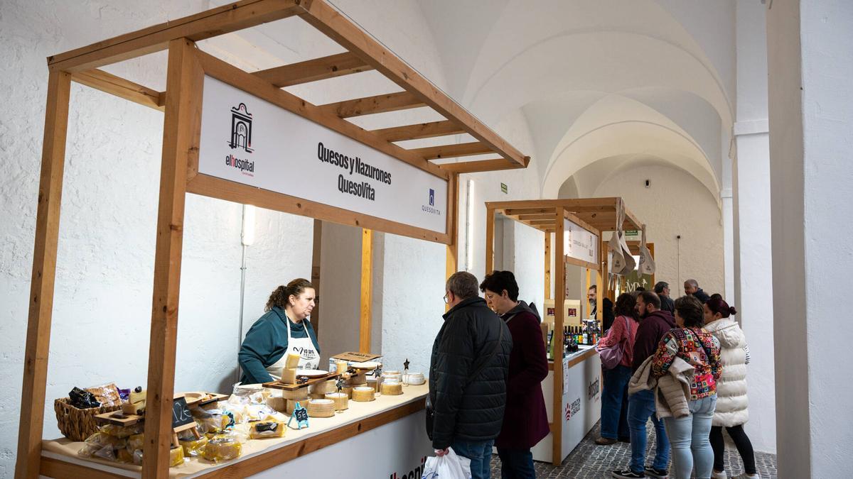 Visitantes en el mercado de productos artesanales de Badajoz.