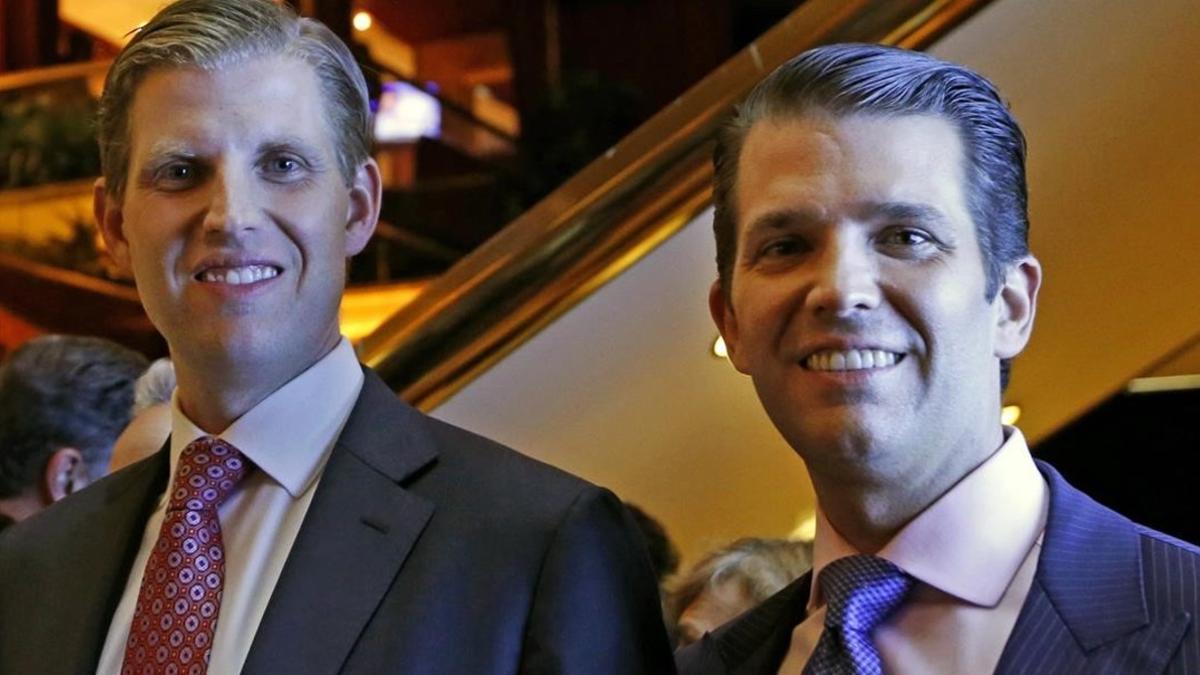 Eric Trump (izquierda) y Donald Trump Jr, vicepresidentes ejecutivos de la Trump Organization, posan para una foto en un evento de Scion Hotels, división de los hoteles de Trump, el 5 de junio en Nueva York.