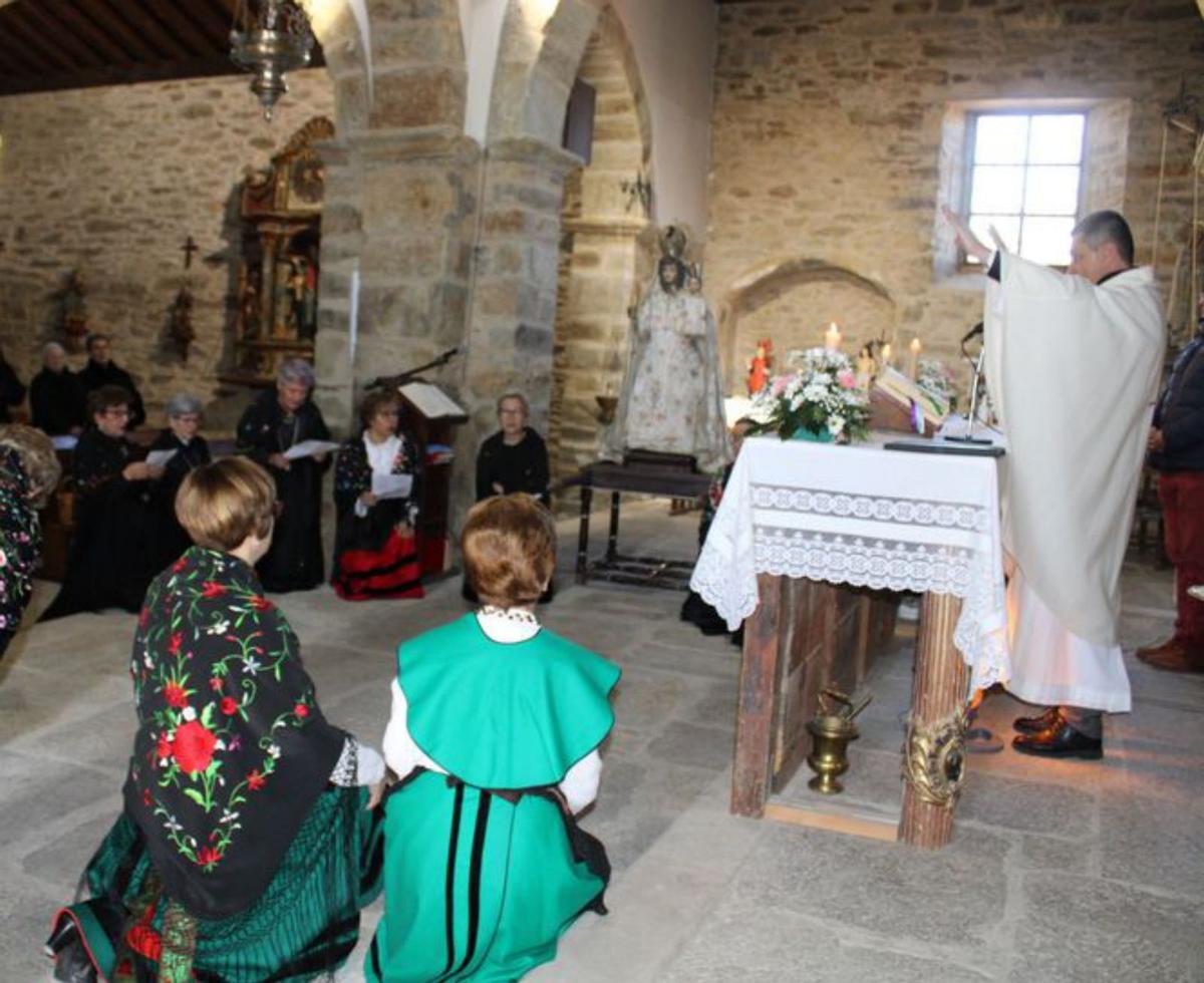 Codesal procesiona con la Virgen de las Candelas después de tres años de espera