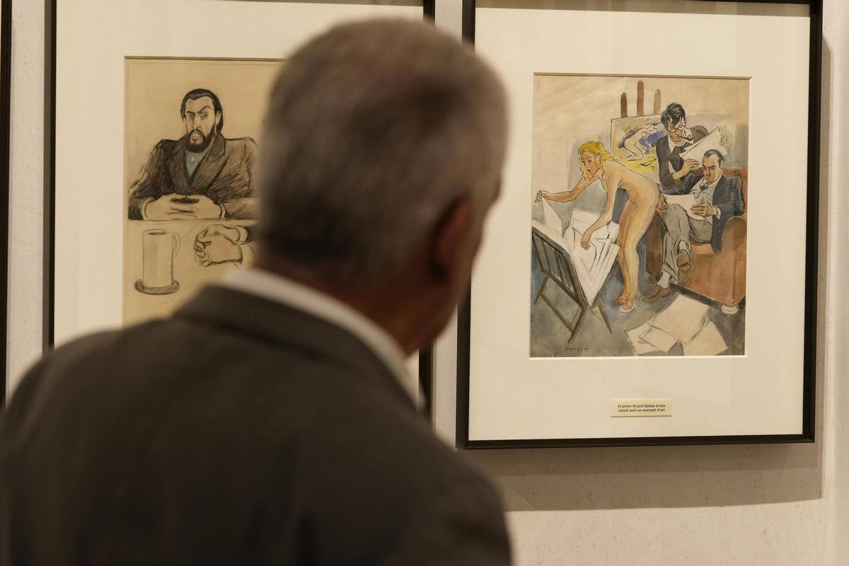 Jordi Clos observa una de las obras de Opisso con medio pie en el erotismo.
