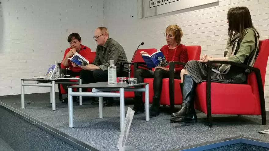 Carme Gifre llegeix un fragment de la darrera novel·la d'Àngel Burgas, 'Els contes de Lesbos'