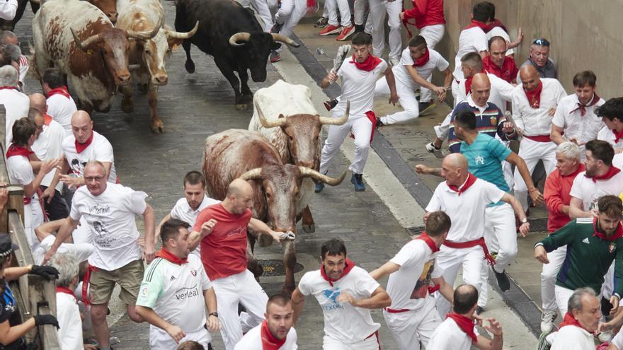 Seis heridos, ninguno por asta de toro, en una carrera rápida para abrir los Sanfermines