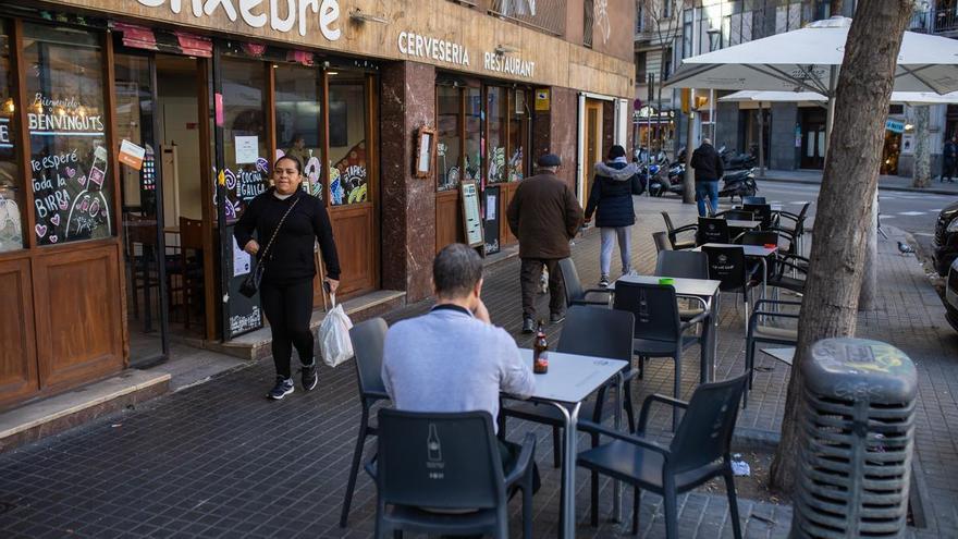 El Supremo confirma que caerse yendo al bar a merendar durante una pausa de trabajo es un accidente laboral