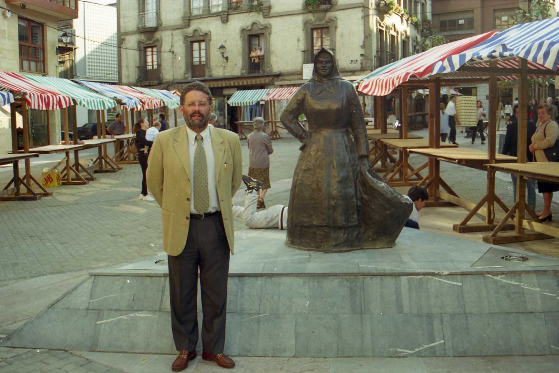 Bodas de plata de "La Muyerina" de Grado: historia en imágenes de la popular escultura