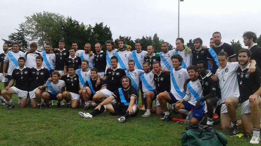 Los jugadores gallegos que se desplazaron a Lorient posan después del torneo.