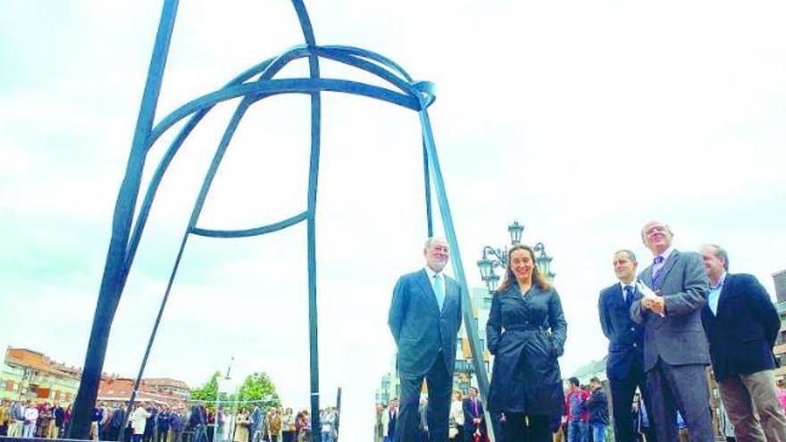 Gabino de Lorenzo, Mayte Alonso, Iván de Santiago, Juan García y, tras él, José Suárez Arias-Cachero, frente a la escultura.