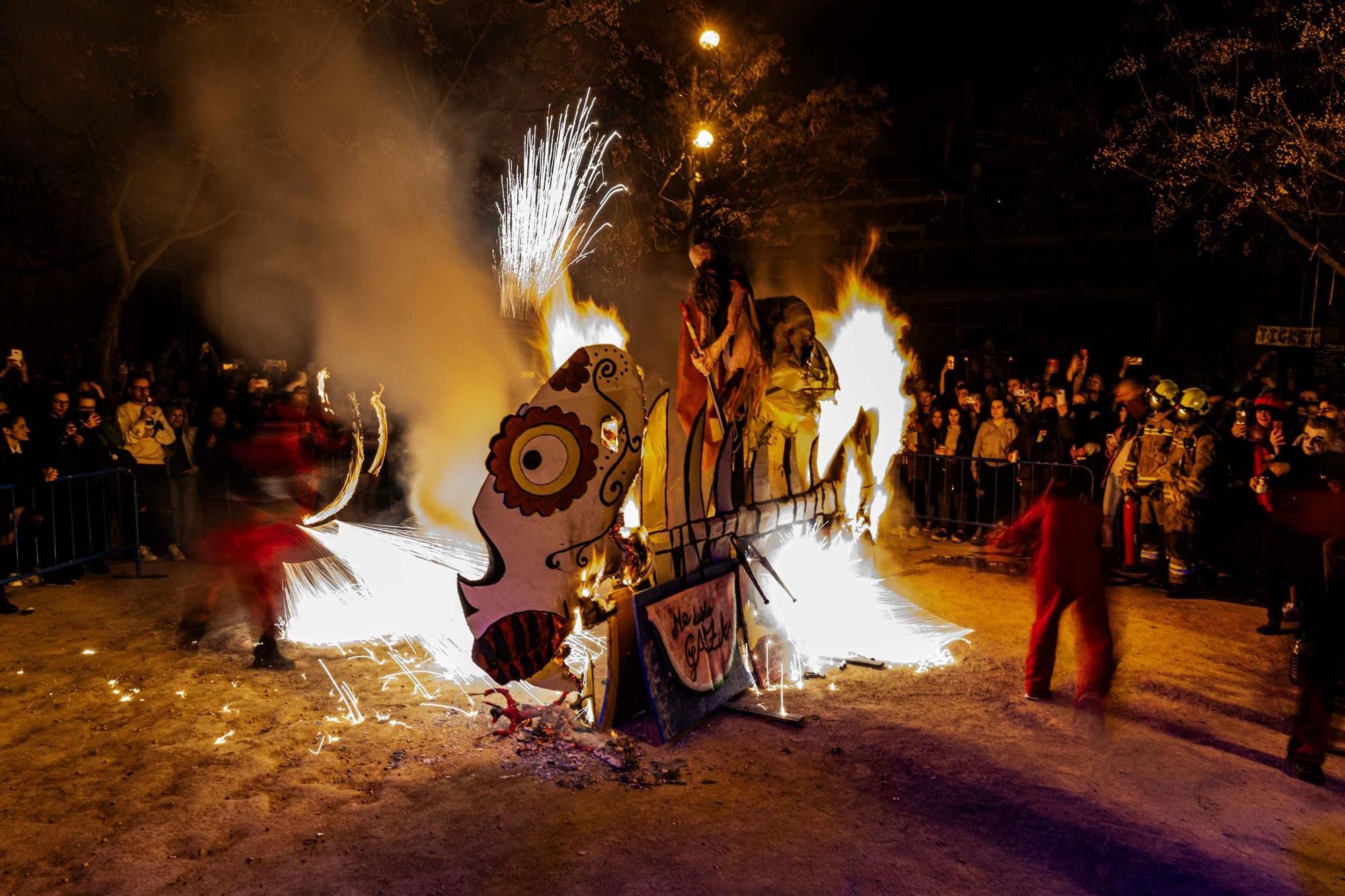 El Entierro de la Sardina pone fin a los carnavales de Alicante 2024