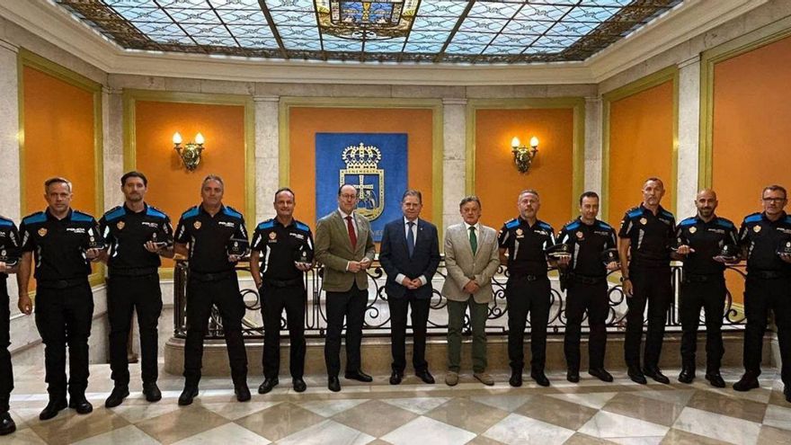 El Alcalde recibe a los nuevos agentes de la Policía Local | LNE