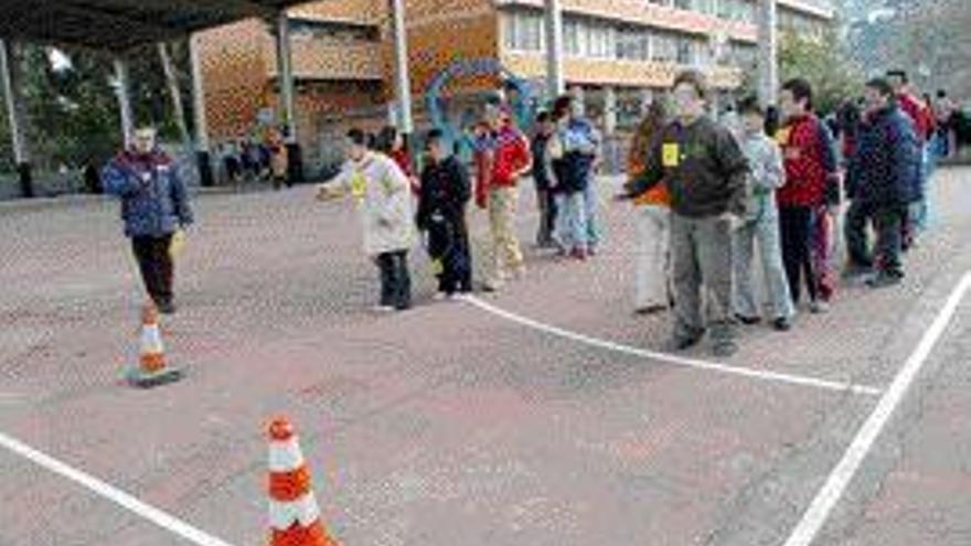 Alumnos del colegio San Salvador de Teis jugando en el patio. / r. grobas