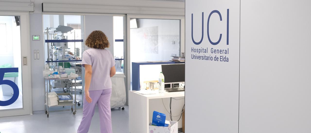 Entrada a la UCI del Hospital de Elda.