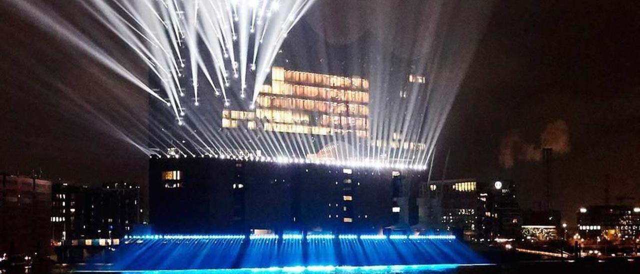 El auditorio iluminado para su sesión inaugural.