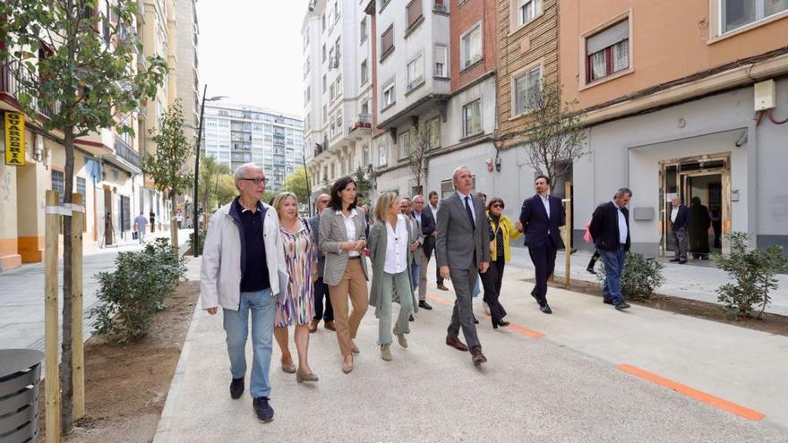 La calle Ricla de Zaragoza ya se ha abierto al tráfico tras su reforma integral.