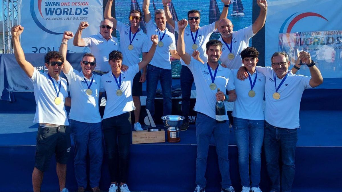 La tripulación del 'Nadir', con regatistas canarios, celebra el título conquistado en aguas de Valencia. | | LP/DLP La tripulación del 'Nadir', con regatistas canarios, celebra el título conquistado en aguas de Valencia. | | LP/DLP