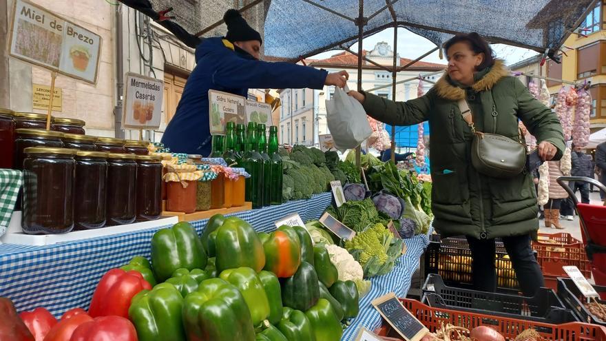 Grado, abierto en domingo: mercado, comercio, hostelería (y el vermú, que no se perdona)