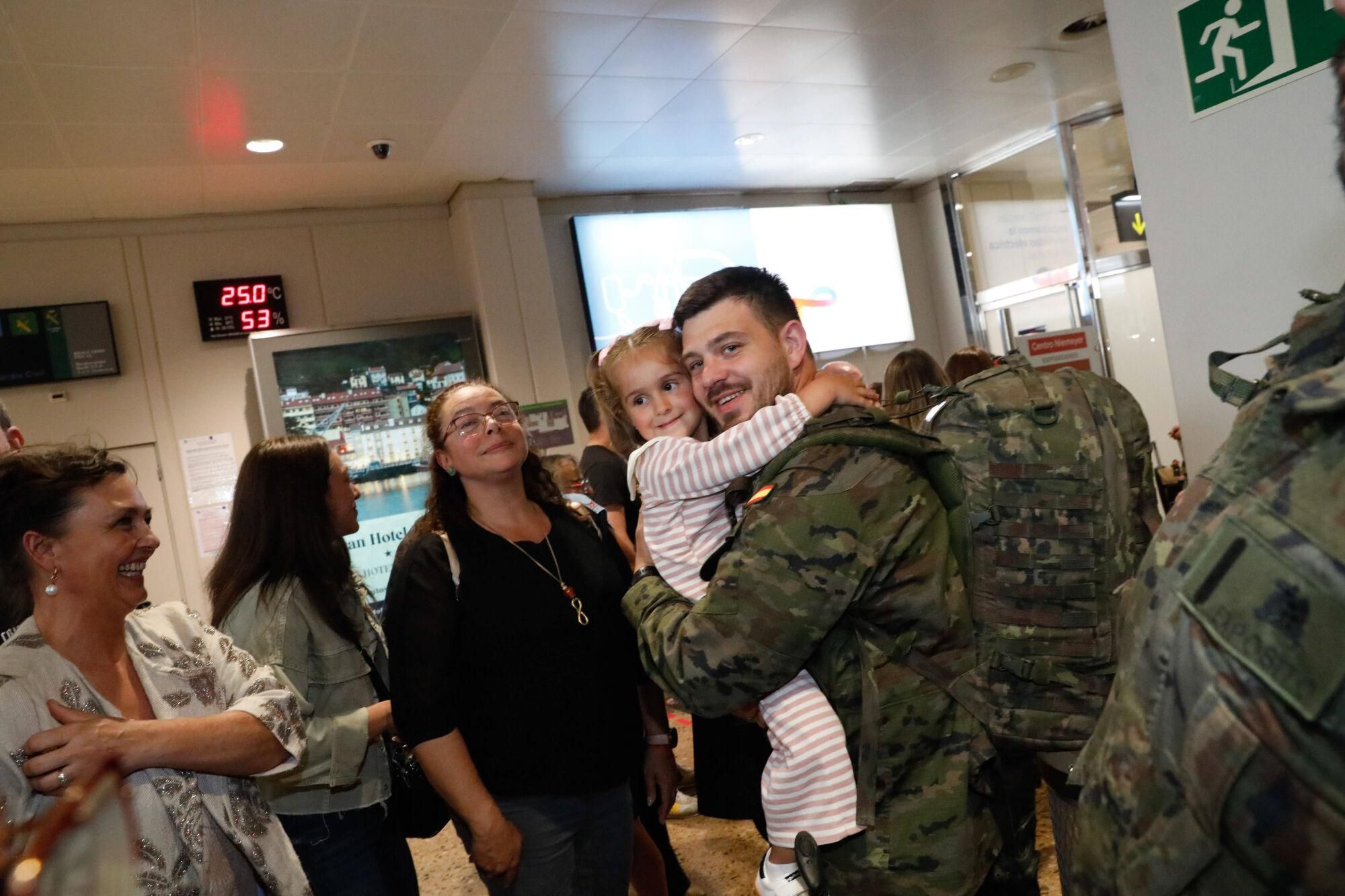 EN IMÁGENES: El regreso a Asturias en el aeropuerto del batallón "Toledo" tras meses en Eslovaquia