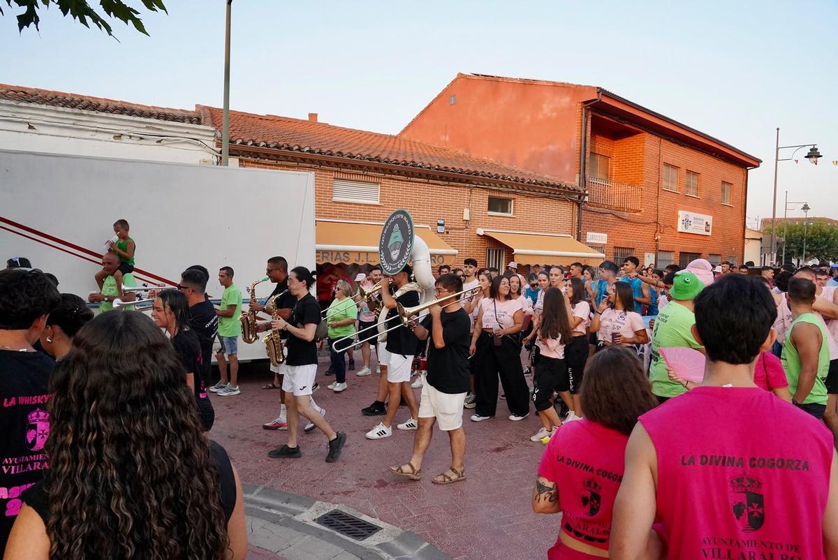 GALERÍA | Las peñas inundan Villaralbo de alegría y color